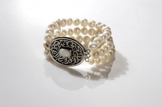 pearl bracelet with beige pear