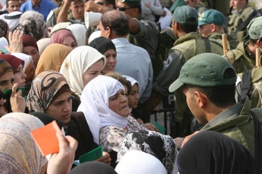 Palestinians on border
