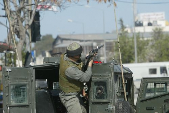 israeli soldier shoot