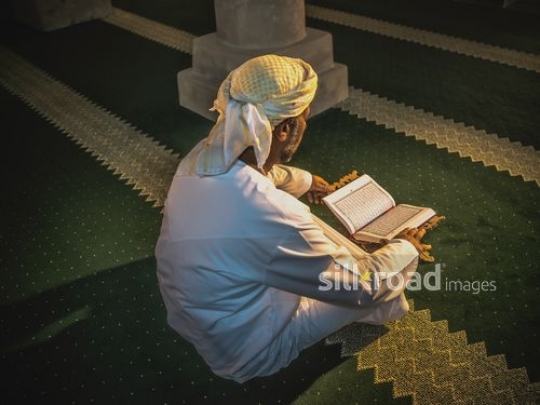 Old man reading qur'an at the mosque|-