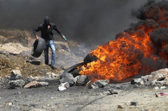 Palestinian youth fighting