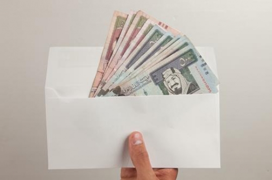 saudi arabian riyals in an envelope