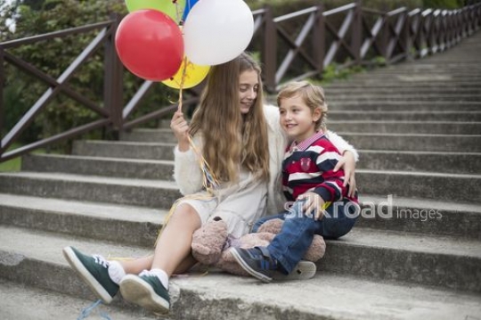 Siblings sitting on the stairs|Merdivenlerde oturan kardesler