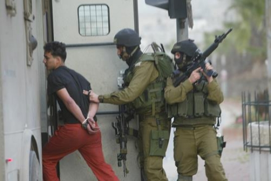 israeli soldier arresting palestinian 