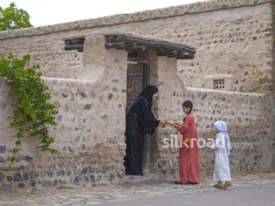 Kids walking towards neighbor|-