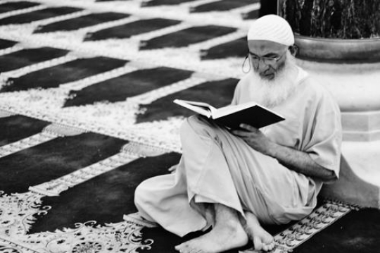 Elderly read the Koran