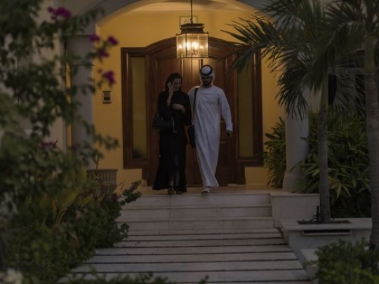 Arab man and woman leaving the house|-