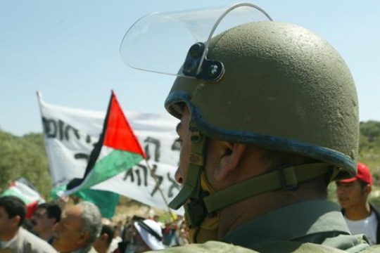Palestinians demonstrate against confiscate lands