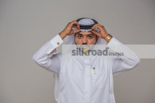 Arab men fixing his kandoura|