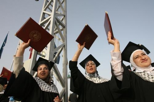 palestinians female graduates