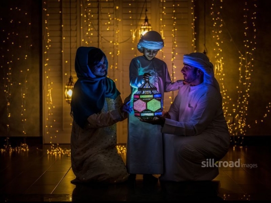 Parents with kid and lantern|-