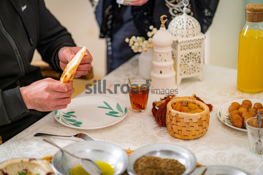 family-ramadan-eftar-food-eating-063
