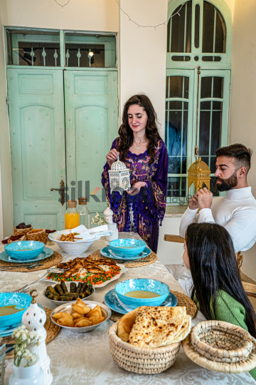family-ramadan-eftar-food-eating-07