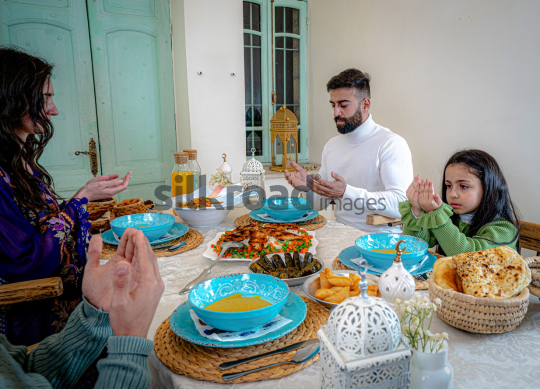 family-ramadan-eftar-food-eating-08