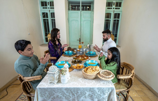 family-ramadan-eftar-food-eating-09