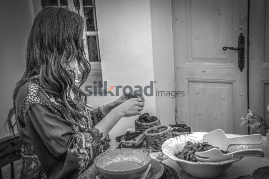 ramadan-woman-noor-eftar-sohour-04-bw