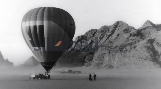 wadi-rum-hotair-baloon-IMG6786-bw